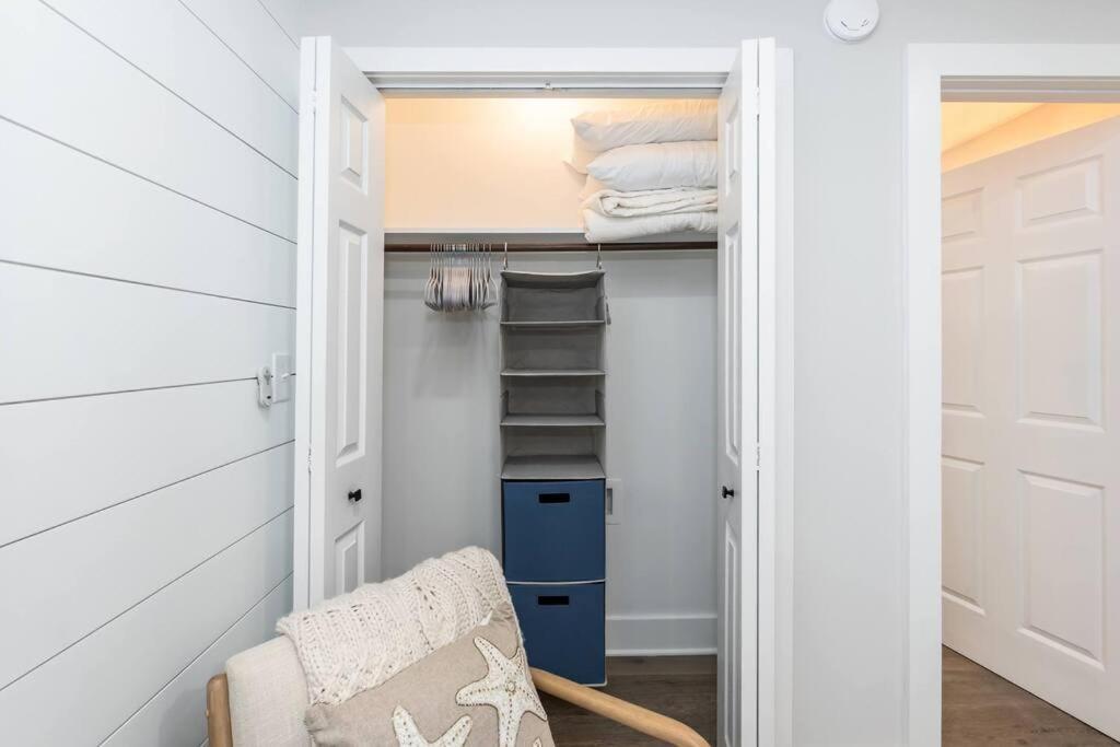 Island Joy - Newly Renovated/Walk To The Beach! Oak Island Exterior photo