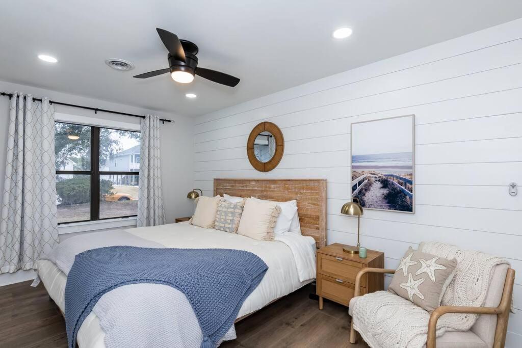 Island Joy - Newly Renovated/Walk To The Beach! Oak Island Exterior photo
